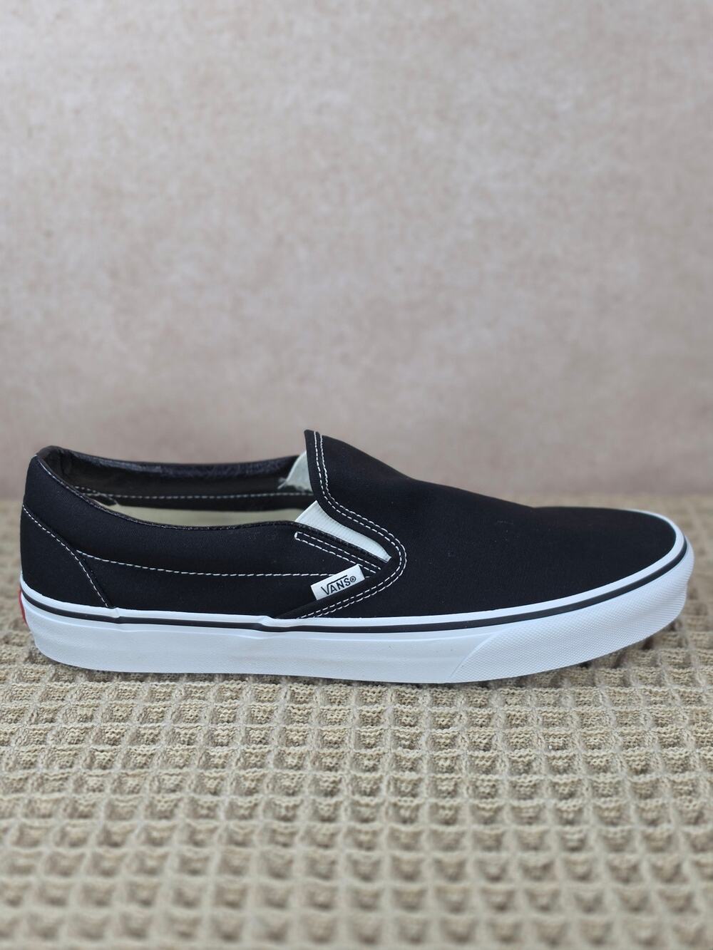 Vans Classic Slip‑On VN000EYEBLK Men’s 10.5 / Women’s 12 Black White – Brand New